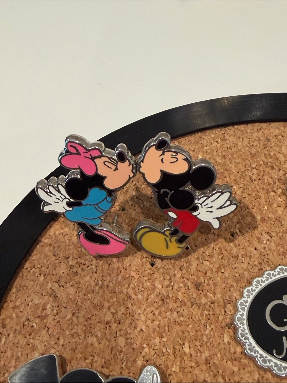 Disney Mickey & Minnie Mouse kissing pin set